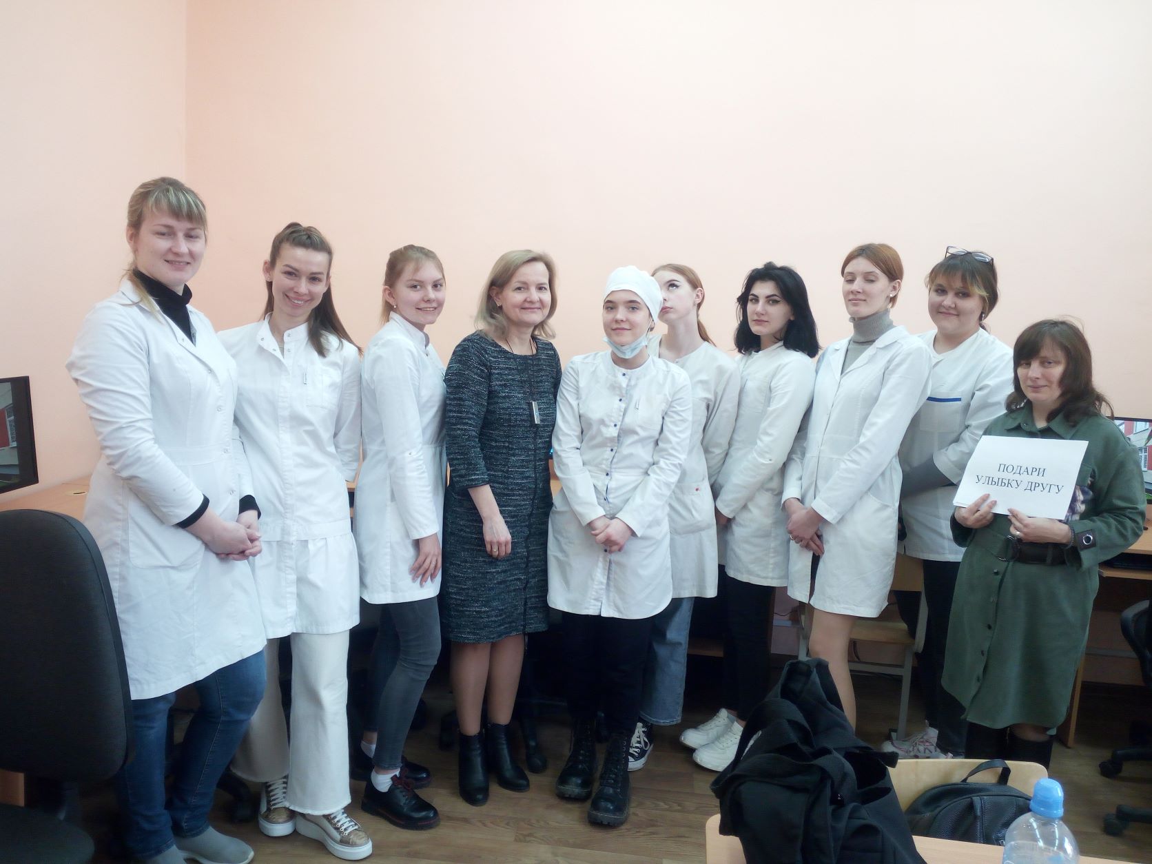 Подари улыбку миру